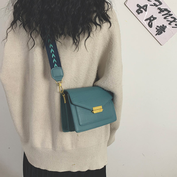 Modern női táska öko bőrből, széles, hosszú fogantyúval