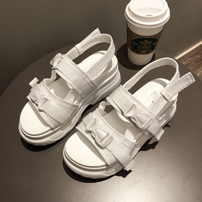 Pašreizējās sieviešu sandales ar augstu raupju zoli