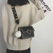 Stílusos női ekobőr táska színes, hosszú füllel