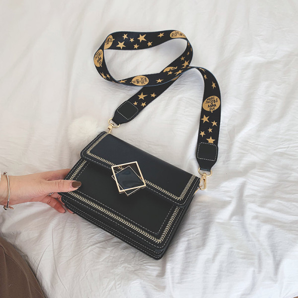 Stílusos női ekobőr táska színes, hosszú füllel