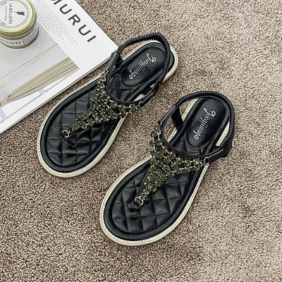 Női szandál az orr felett puha talppal és kövekkel