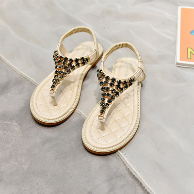 Női szandál az orr felett puha talppal és kövekkel