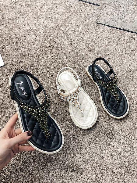 Női szandál az orr felett puha talppal és kövekkel