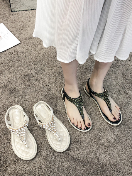 Női szandál az orr felett puha talppal és kövekkel