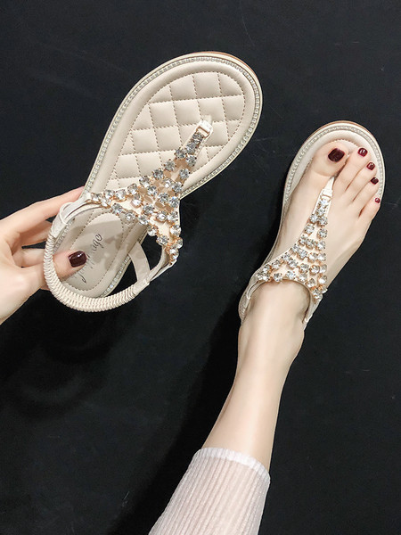 Női szandál az orr felett puha talppal és kövekkel