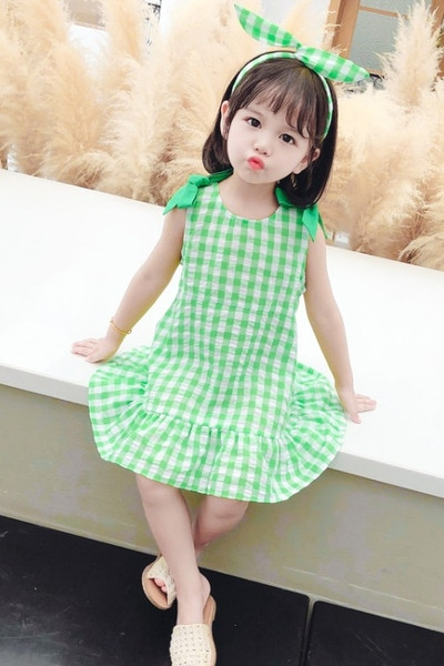 Kockás gyerekruha szalagokkal és tiarával