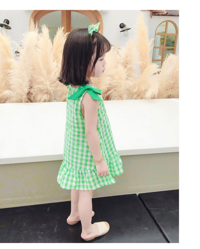 Kockás gyerekruha szalagokkal és tiarával