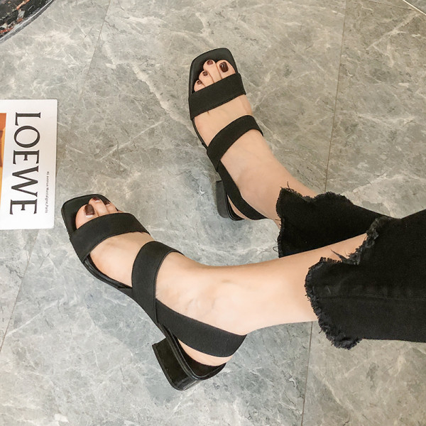 Női fekete szandál alacsony sarkú, rugalmas pántokkal