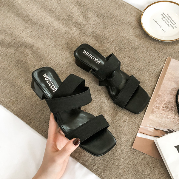 Női fekete szandál alacsony sarkú, rugalmas pántokkal