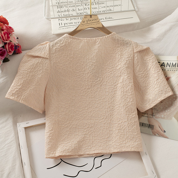 Modern női ing rövid ujjal és spitz nyakkivágással