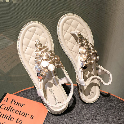 Modern női szandál orr felett lapos talppal és fém elemekkel