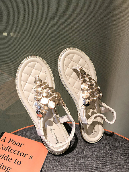 Modern női szandál orr felett lapos talppal és fém elemekkel