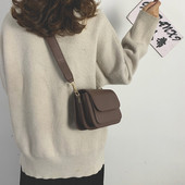 Női bőrtáska elülső zsebbel és széles fogantyúval