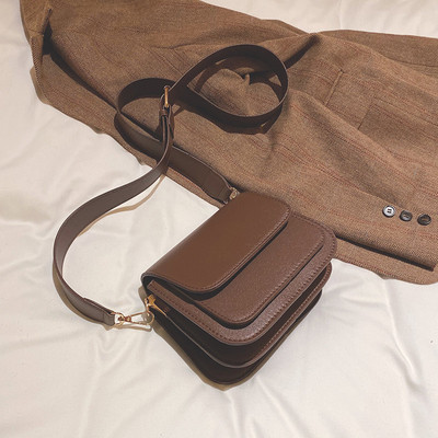 Női bőrtáska elülső zsebbel és széles fogantyúval