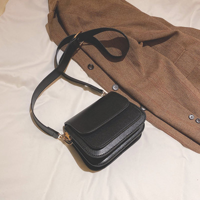 Női bőrtáska elülső zsebbel és széles fogantyúval