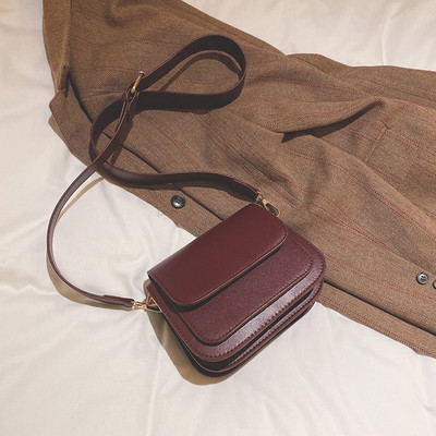 Női bőrtáska elülső zsebbel és széles fogantyúval