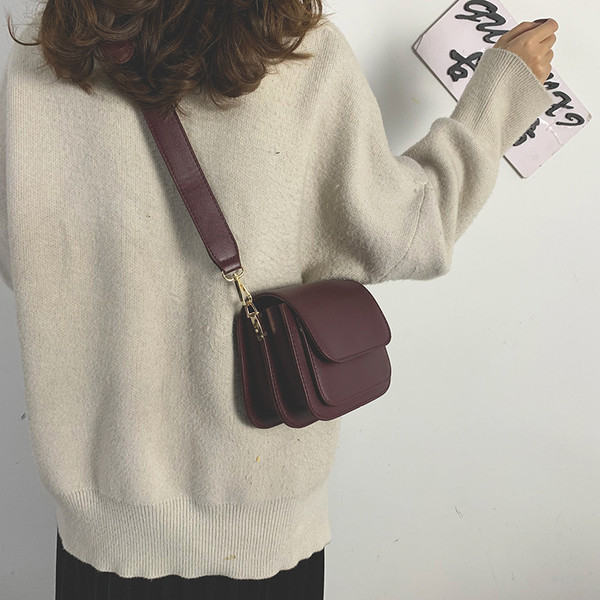 Női bőrtáska elülső zsebbel és széles fogantyúval