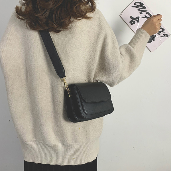 Női bőrtáska elülső zsebbel és széles fogantyúval