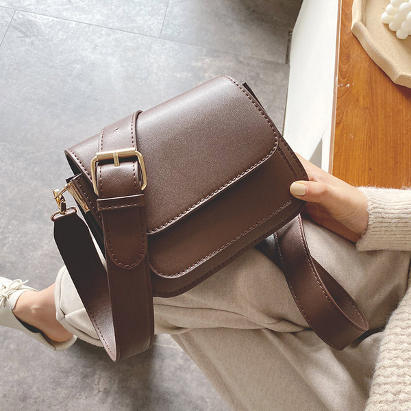 Női bőrtáska elülső zsebbel és széles fogantyúval