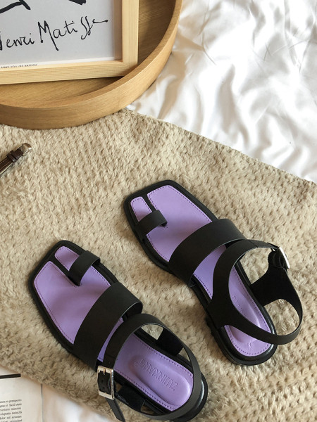 Lapos talpú, modern női szandál új modellje