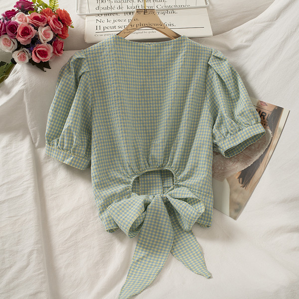 Ruuduline naiste särk kandilise kaelusega ja lipsudega