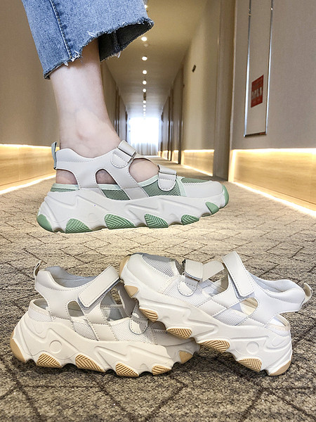 Női sportszandál durva talppal és foltokkal