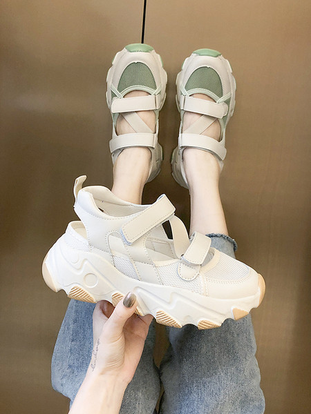 Női sportszandál durva talppal és foltokkal