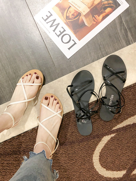 Κλασικό μοντέλο γυναικεί σανδάλια με λουράκια