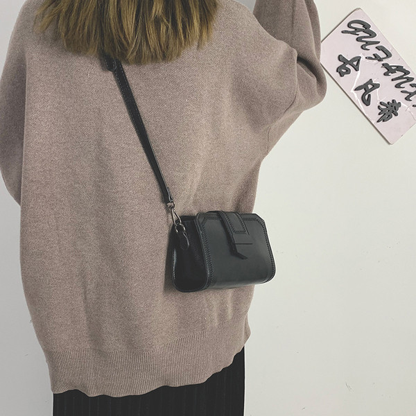 Női bőr kis táska hosszú füllel