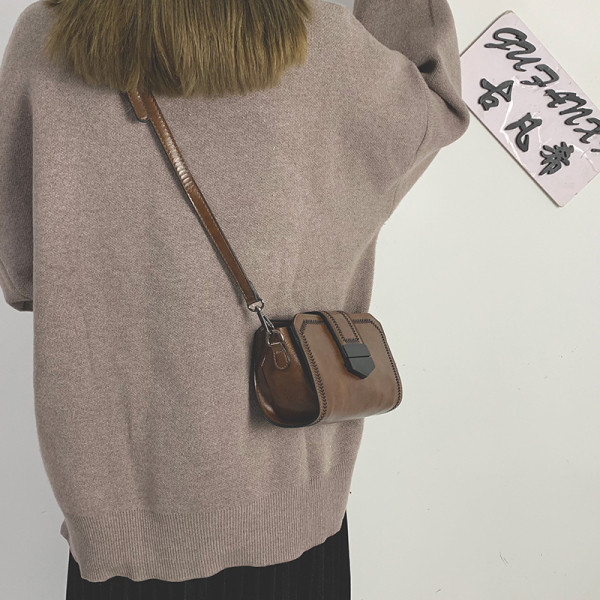 Női bőr kis táska hosszú füllel