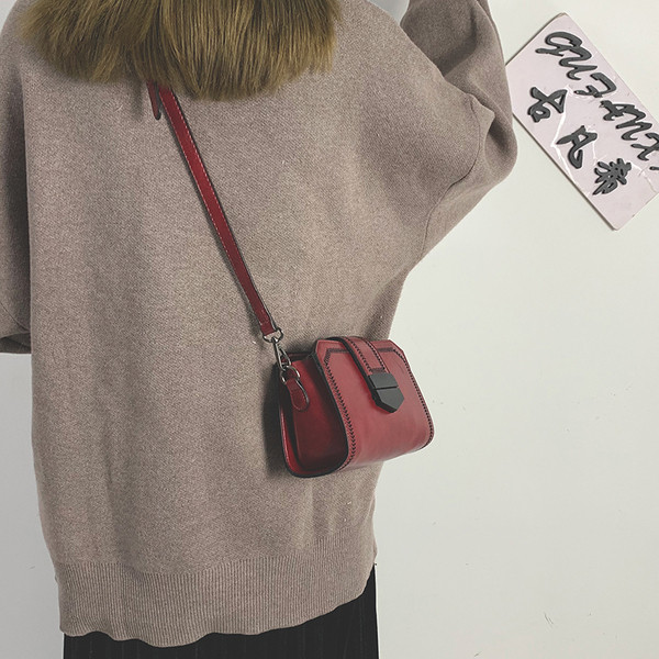 Női bőr kis táska hosszú füllel