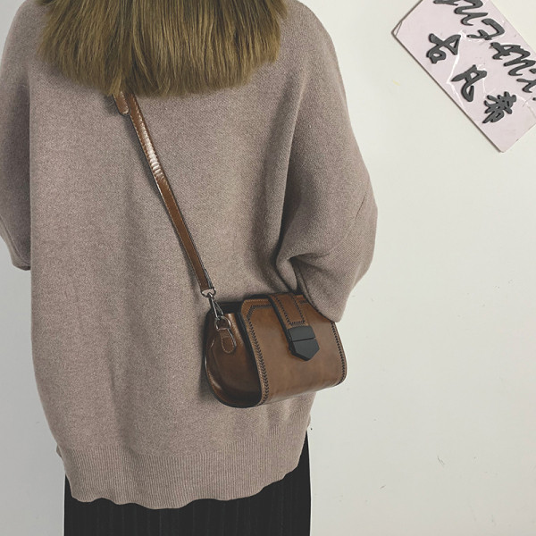 Női bőr kis táska hosszú füllel