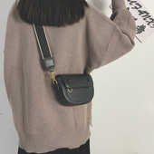 Lezser női bőrtáska hosszú füllel