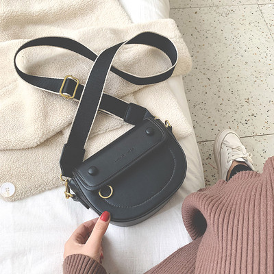 Lezser női bőrtáska hosszú füllel