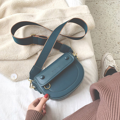 Lezser női bőrtáska hosszú füllel