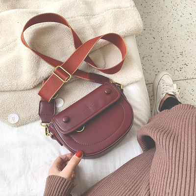 Lezser női bőrtáska hosszú füllel