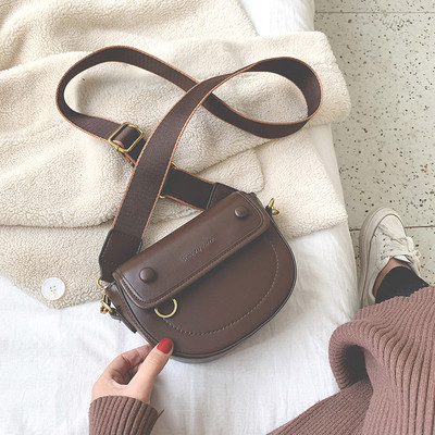 Lezser női bőrtáska hosszú füllel