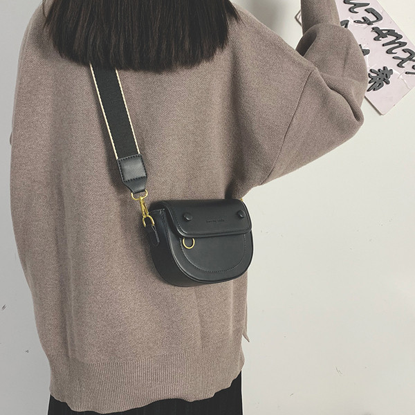 Lezser női bőrtáska hosszú füllel