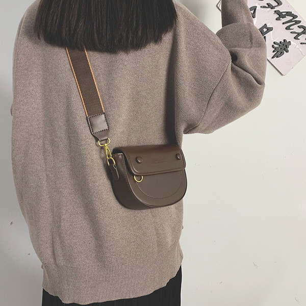 Lezser női bőrtáska hosszú füllel