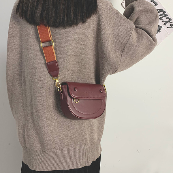 Lezser női bőrtáska hosszú füllel