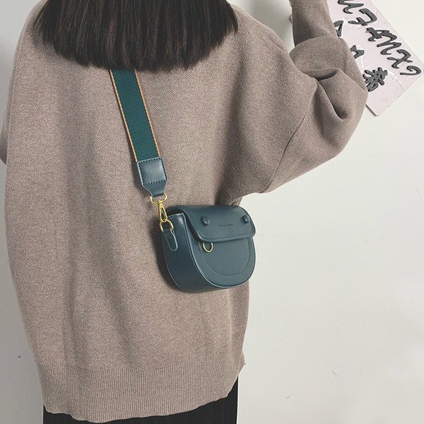 Lezser női bőrtáska hosszú füllel