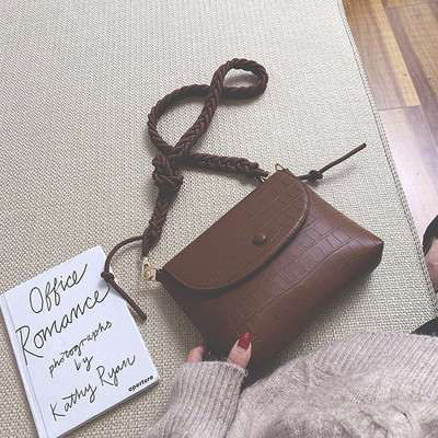 Lezser női bőrtáska hosszú füllel