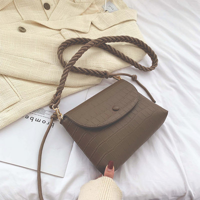 Lezser női bőrtáska hosszú füllel