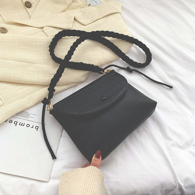 Lezser női bőrtáska hosszú füllel