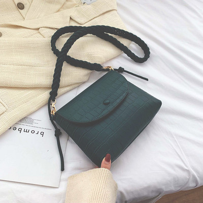 Lezser női bőrtáska hosszú füllel