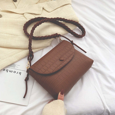 Lezser női bőrtáska hosszú füllel