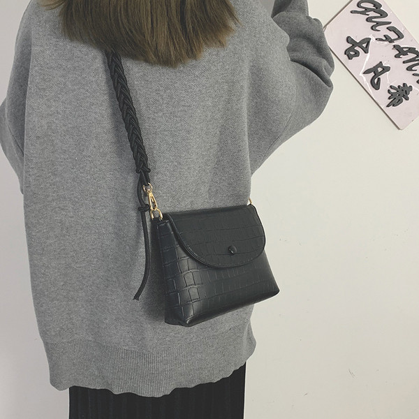 Lezser női bőrtáska hosszú füllel