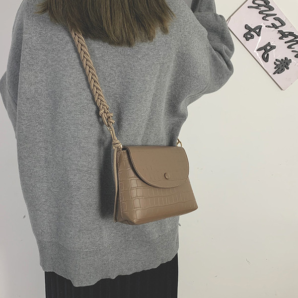 Lezser női bőrtáska hosszú füllel