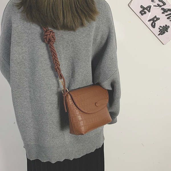 Lezser női bőrtáska hosszú füllel