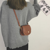 Kis bőr kézitáska hosszú fogantyúval